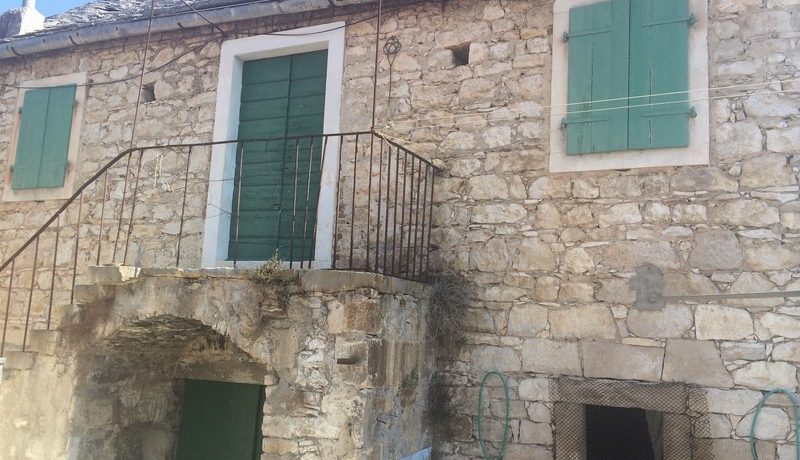 Old stone house in attractive location (4)