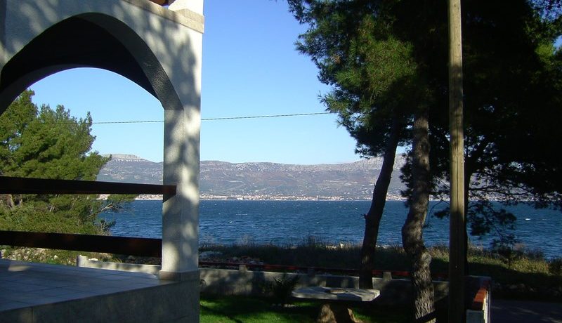 Apartments on seafront, Slatine