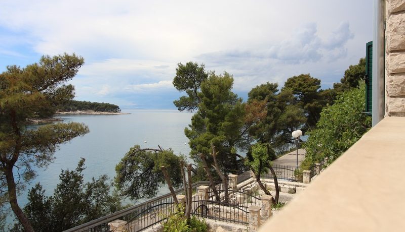 splitska, first row (10)