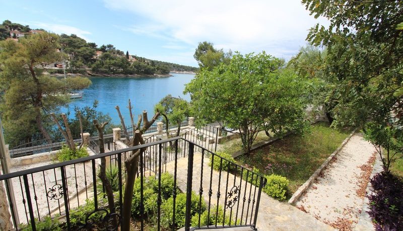 splitska, first row (7)