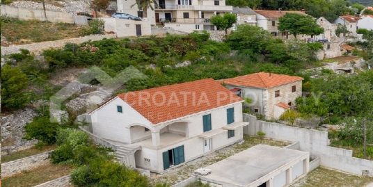 House with two apartments Brač