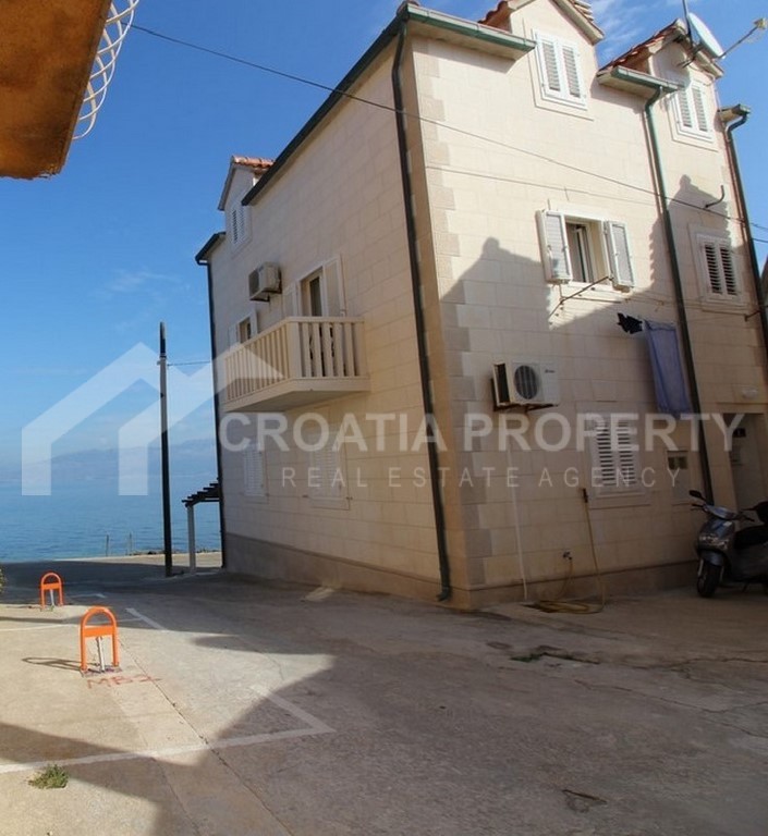 Seafront house for sale in Sutivan