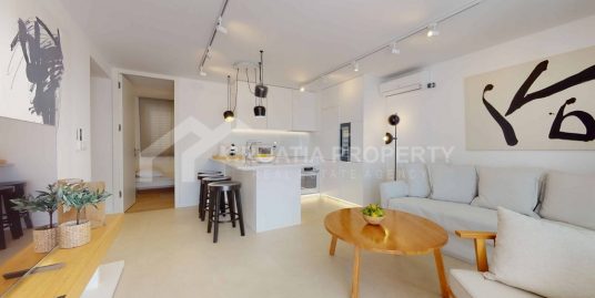 Beautiful furnished apartment for sale in Komiza