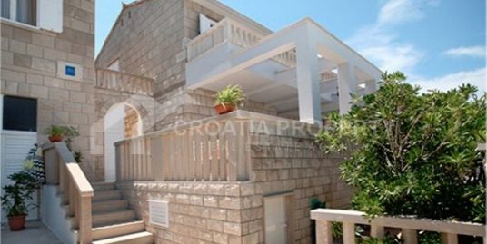 Seafront house with pool on Brac