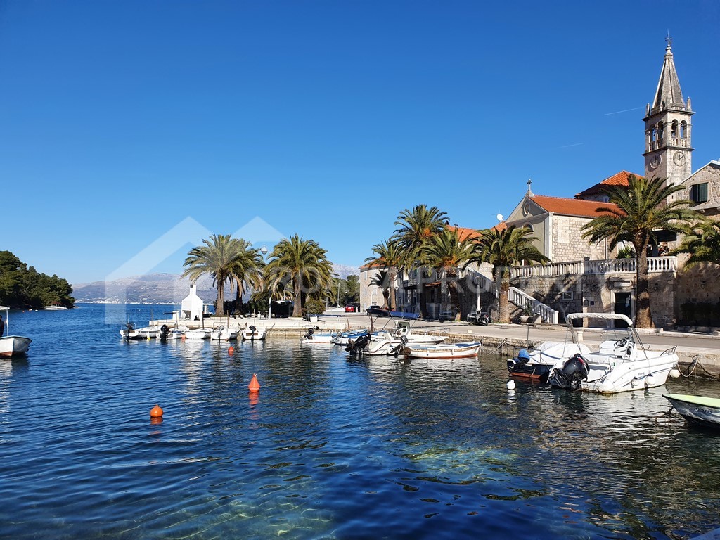 Large building plot for sale Splitska