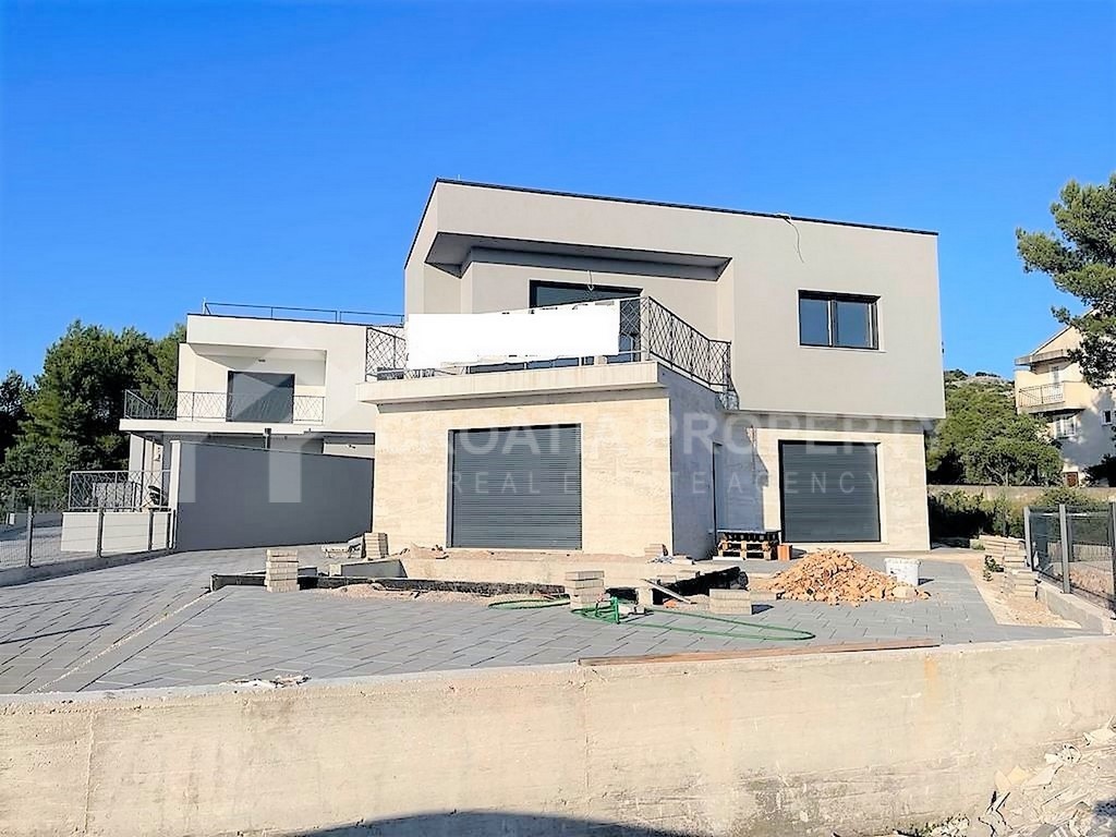 New detached house with pool near Sibenik