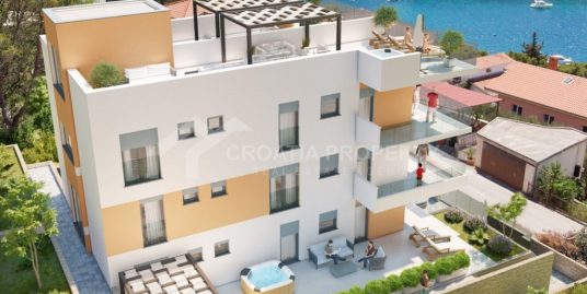 Neues Apartment mit Garten und Whirlpool, nahe Strand und Trogir Zentrum