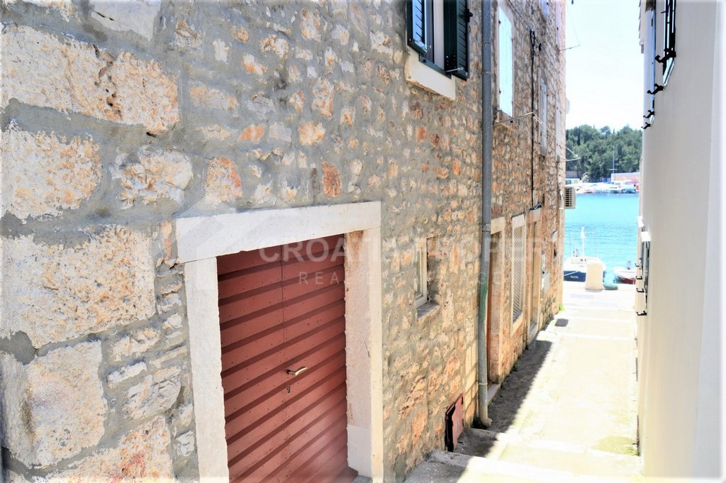 Seafront stone house in Milna on Brac