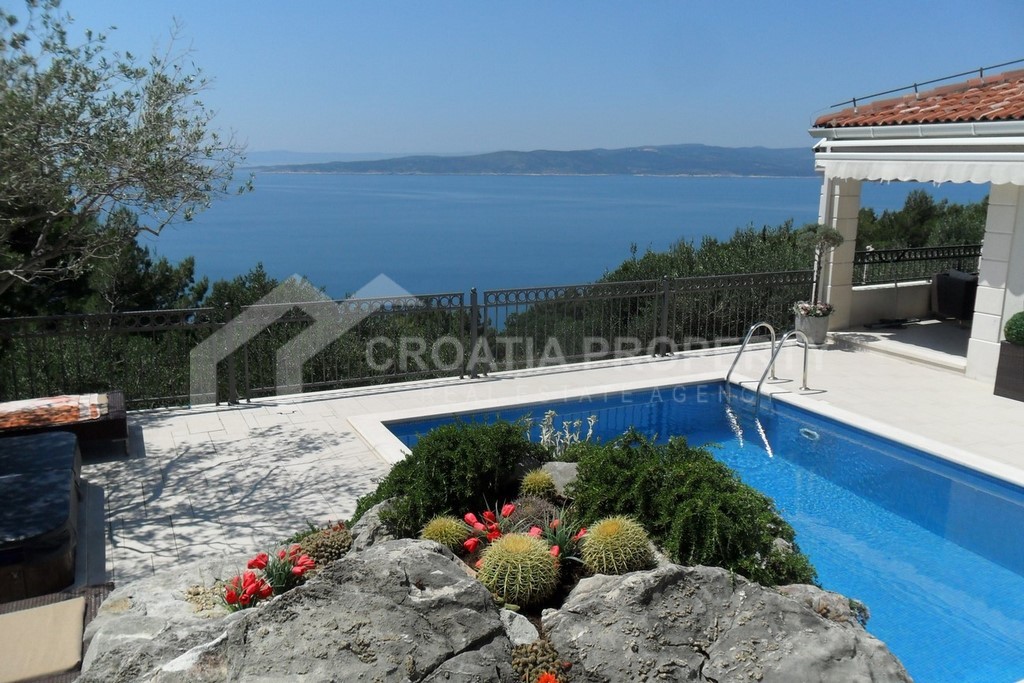 House with swimming pool and sea view in Brela