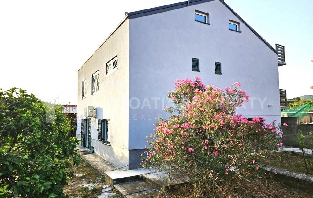 Furnished house with large garden in Vela Luka