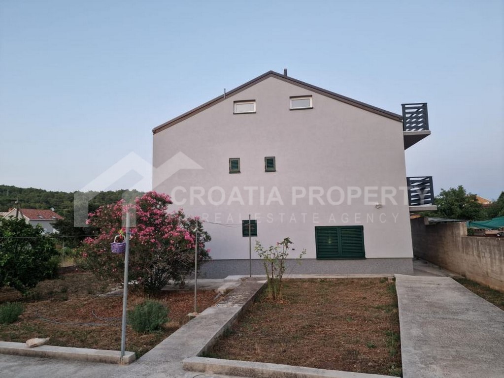 Furnished house with large garden in Vela Luka