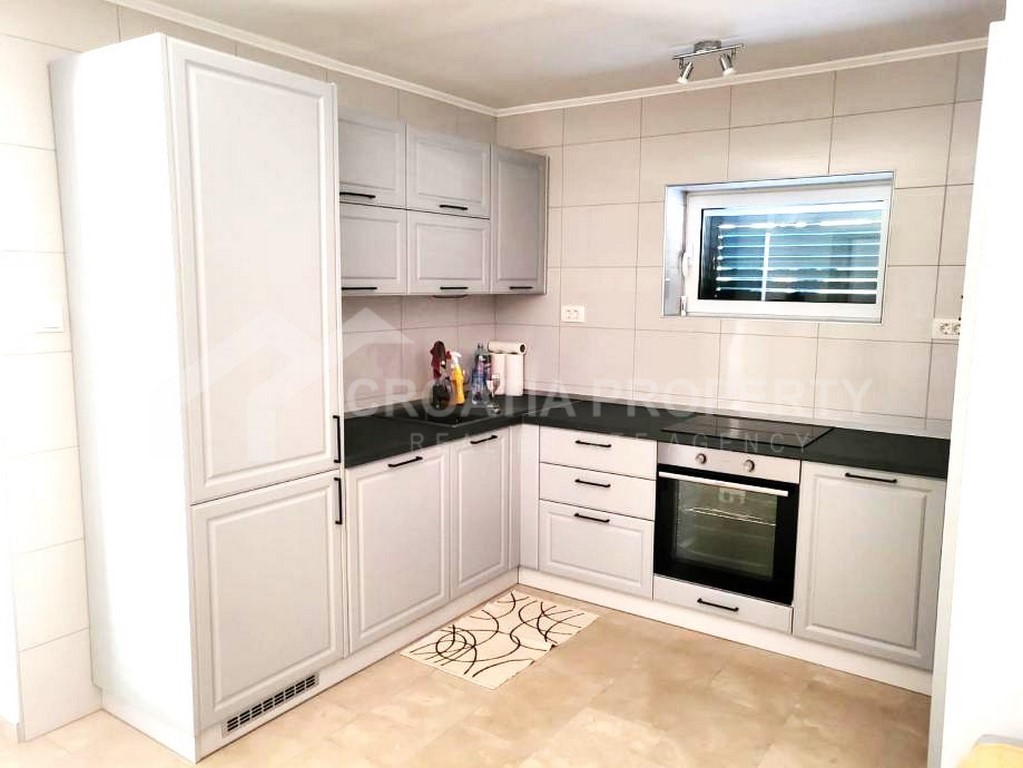 Furnished house with large garden in Vela Luka