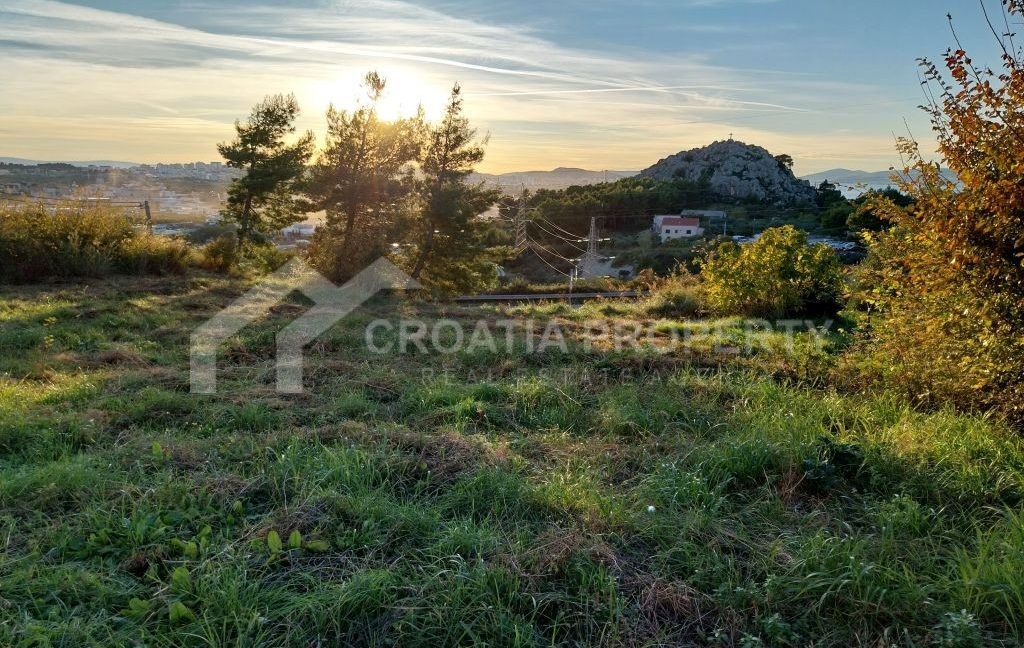 building plot near the amenities solin (1)