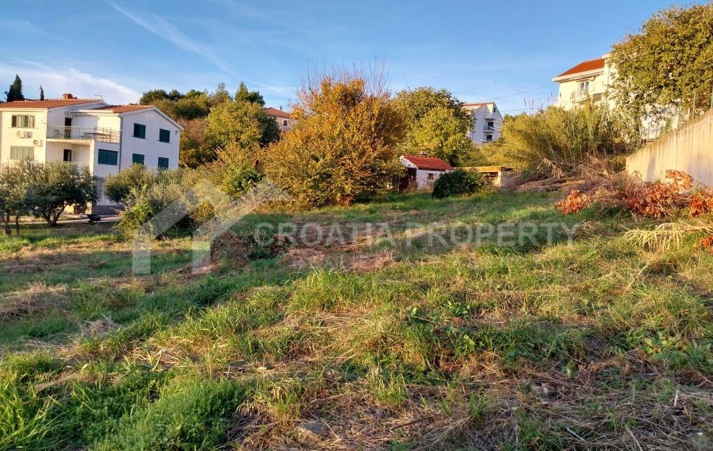 building plot near the amenities solin (2)