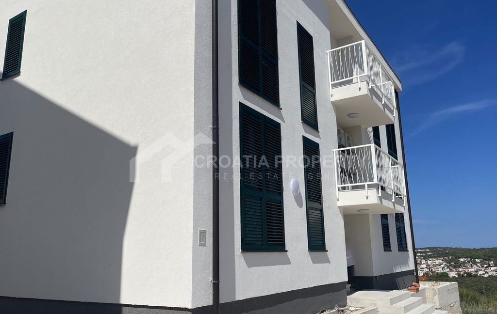 first floor apartment with a superb view rogoznica (1)