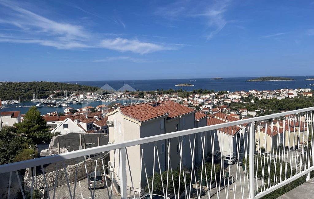 first floor apartment with a superb view rogoznica (11)