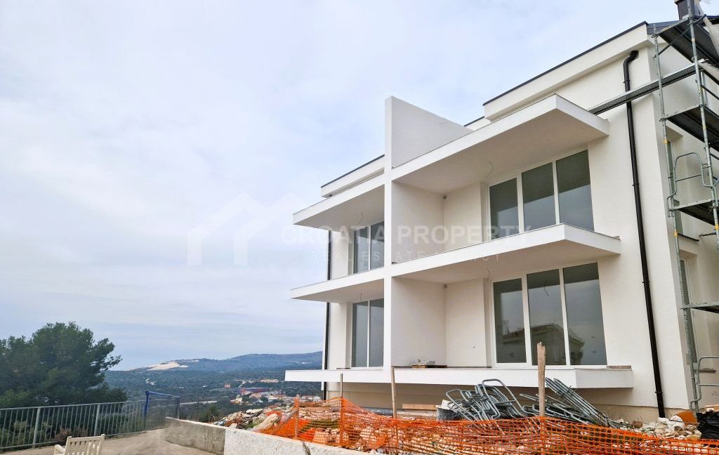 first floor apartment with a superb view rogoznica (2)