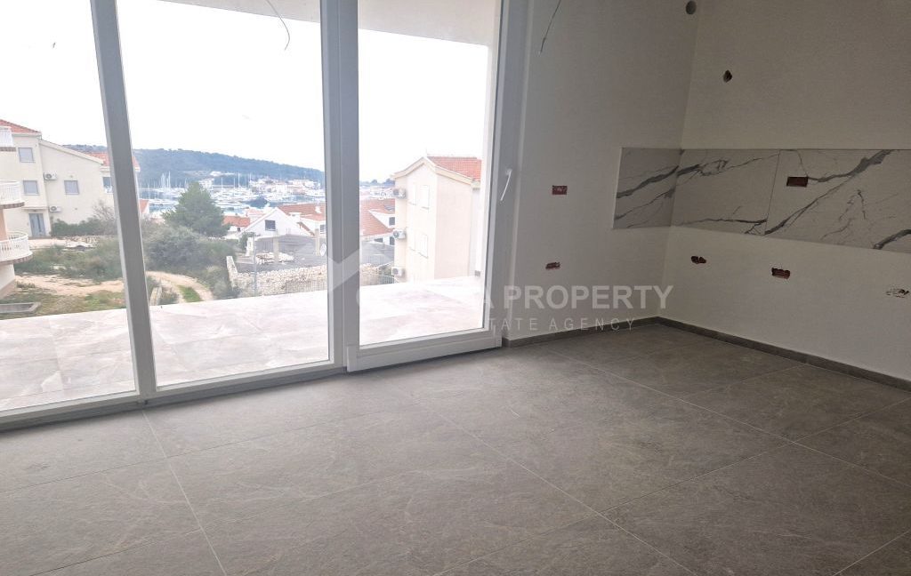 first floor apartment with a superb view rogoznica (4)
