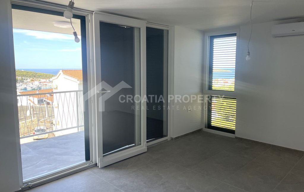 first floor apartment with a superb view rogoznica (7)