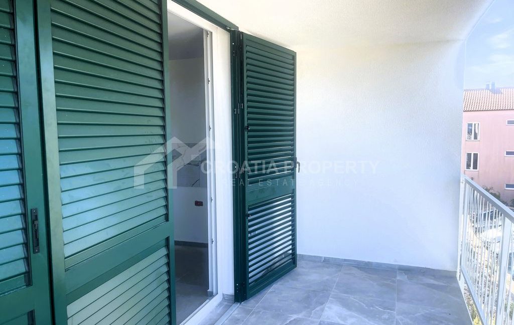first floor apartment with a superb view rogoznica (9)