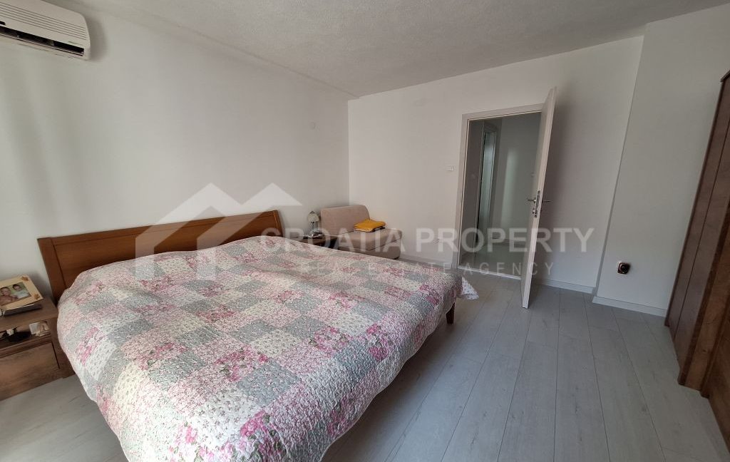 smaller house close to the sea baska voda (5)