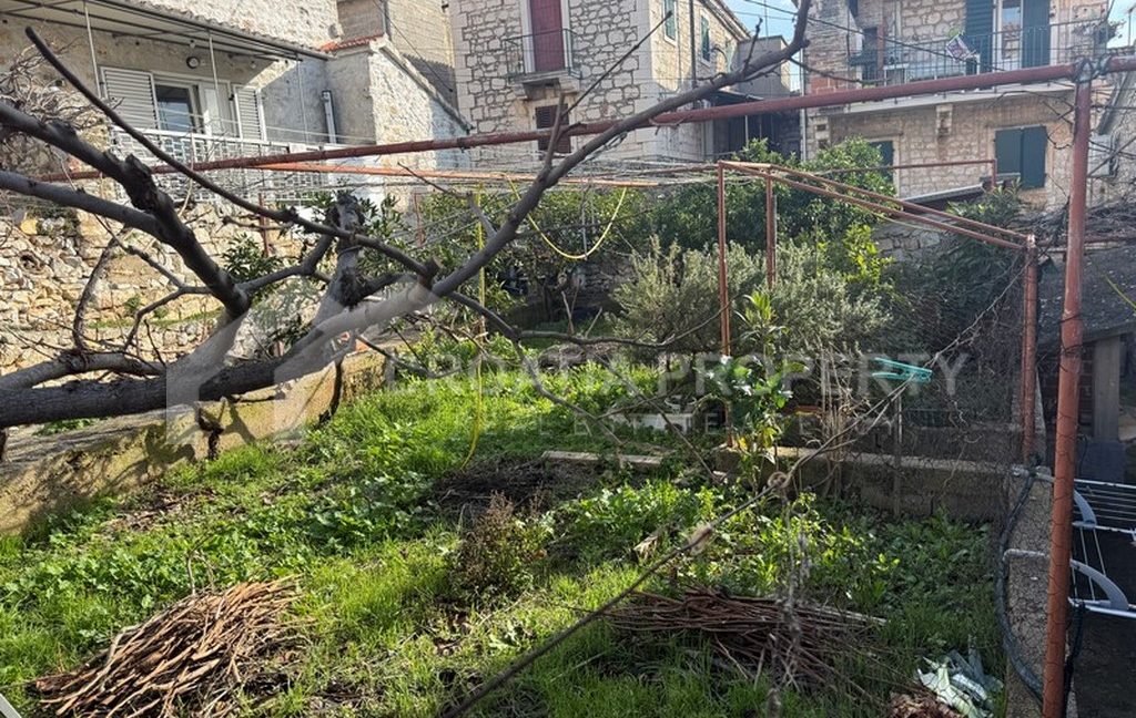 house in centre brac (11)