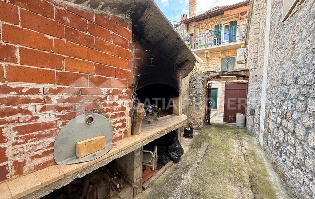 house in centre brac (13)