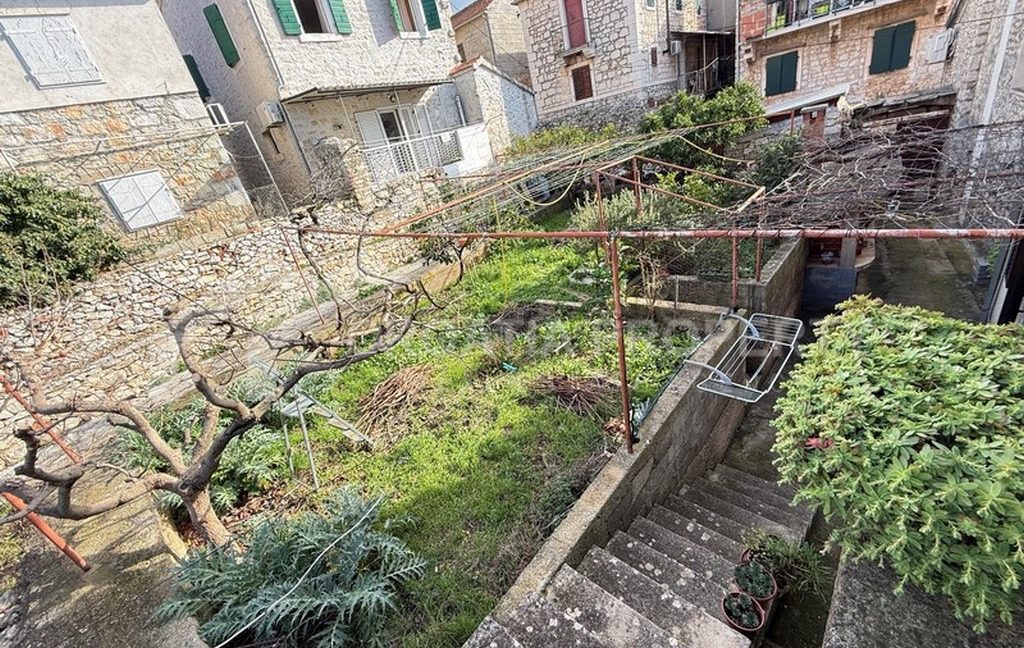 house in centre brac (16)