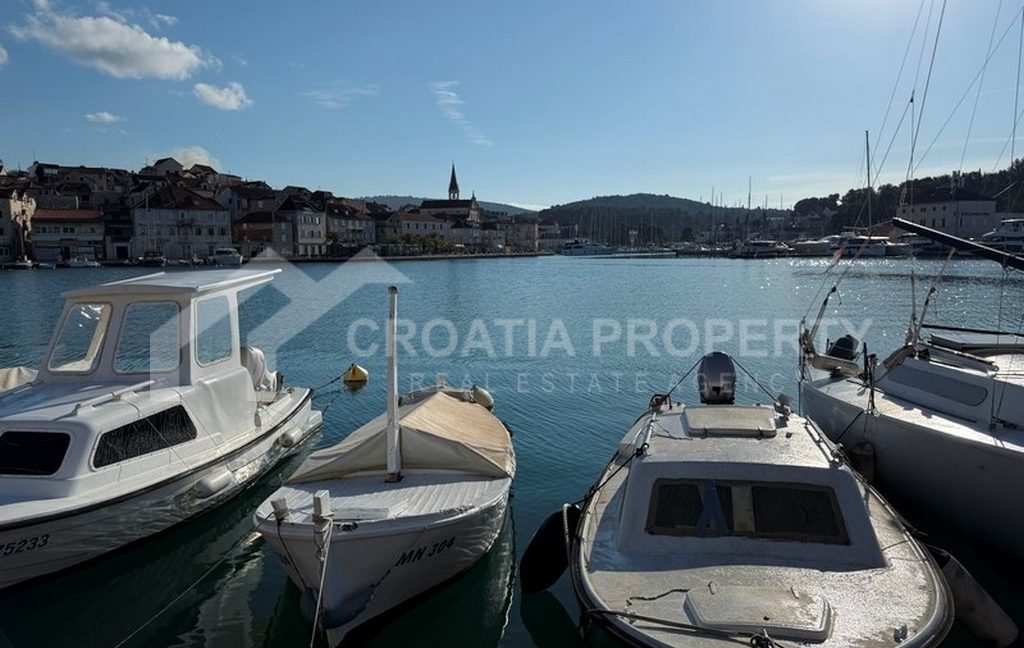 house in centre brac (2)