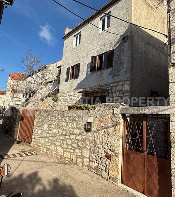 house in centre brac (3)