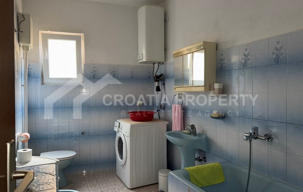 house in centre brac (7)