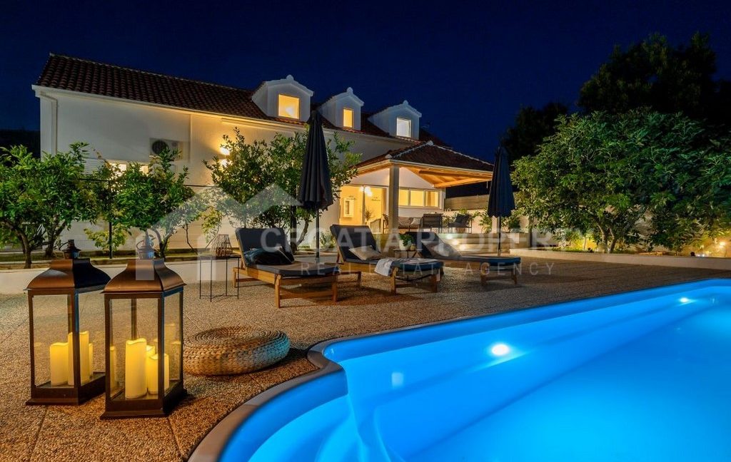 spacious villa with pool brac (1)