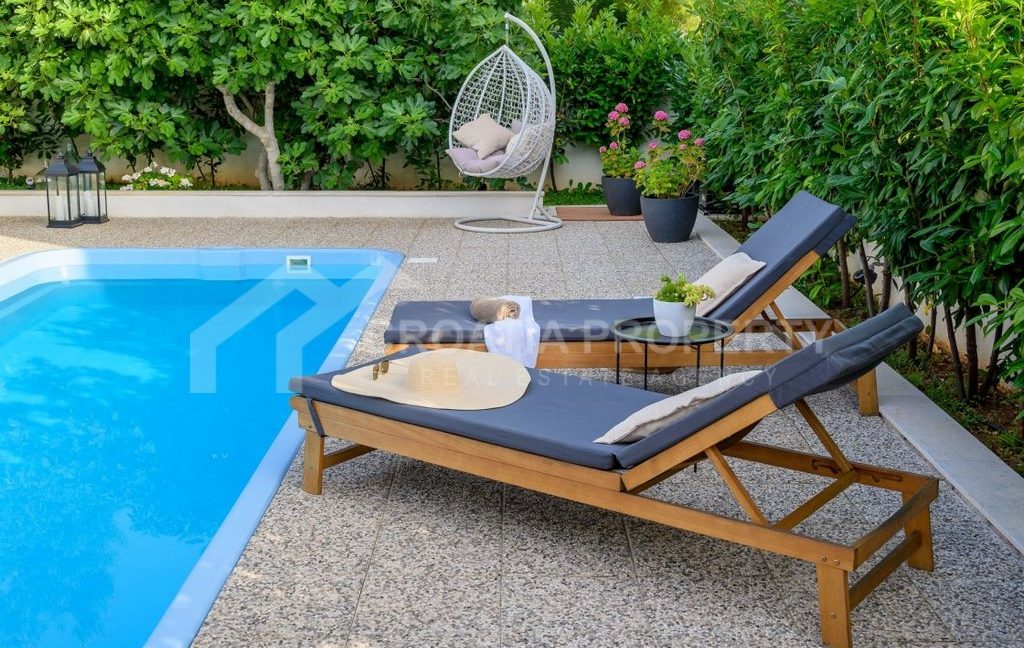 spacious villa with pool brac (10)