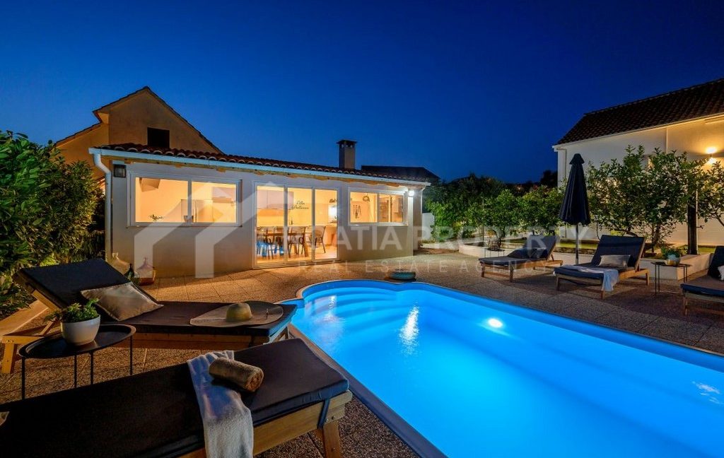 spacious villa with pool brac (11)