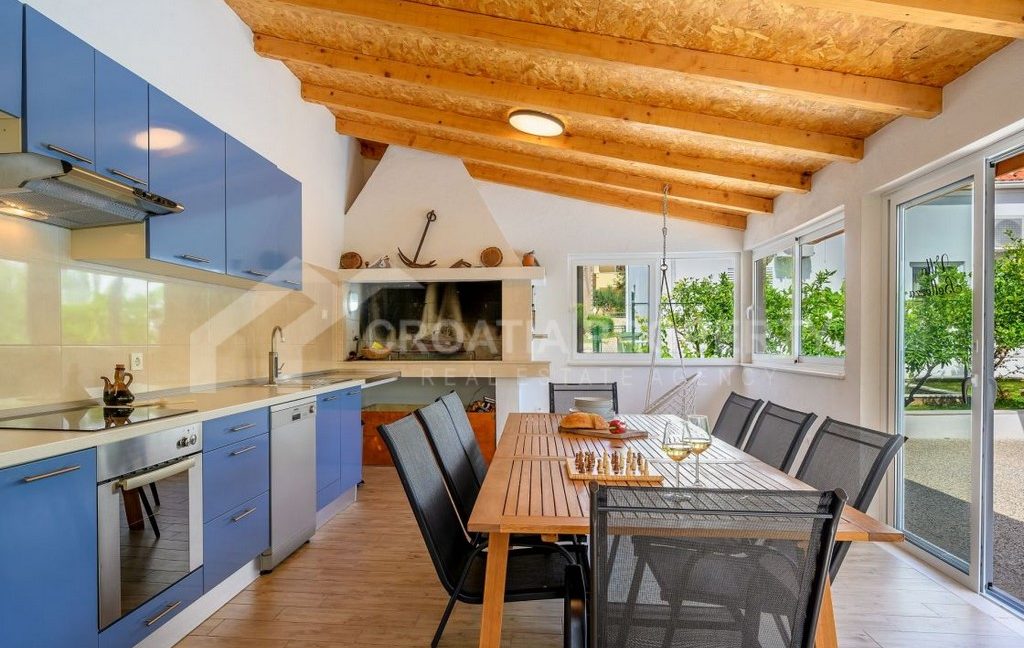 spacious villa with pool brac (2)