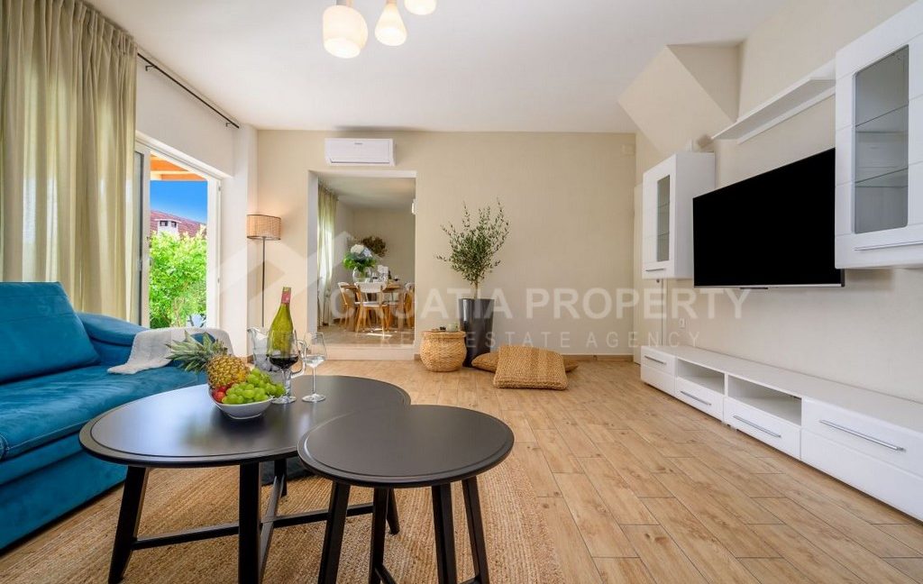 spacious villa with pool brac (3)