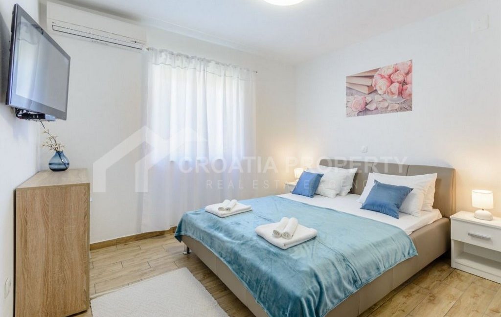 spacious villa with pool brac (5)