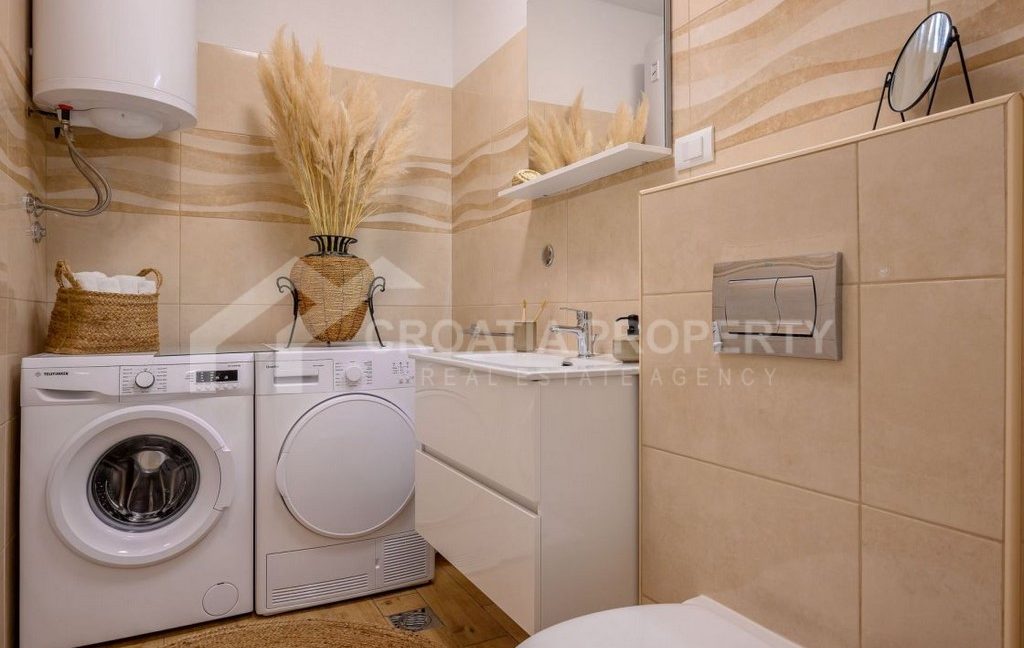 spacious villa with pool brac (6)