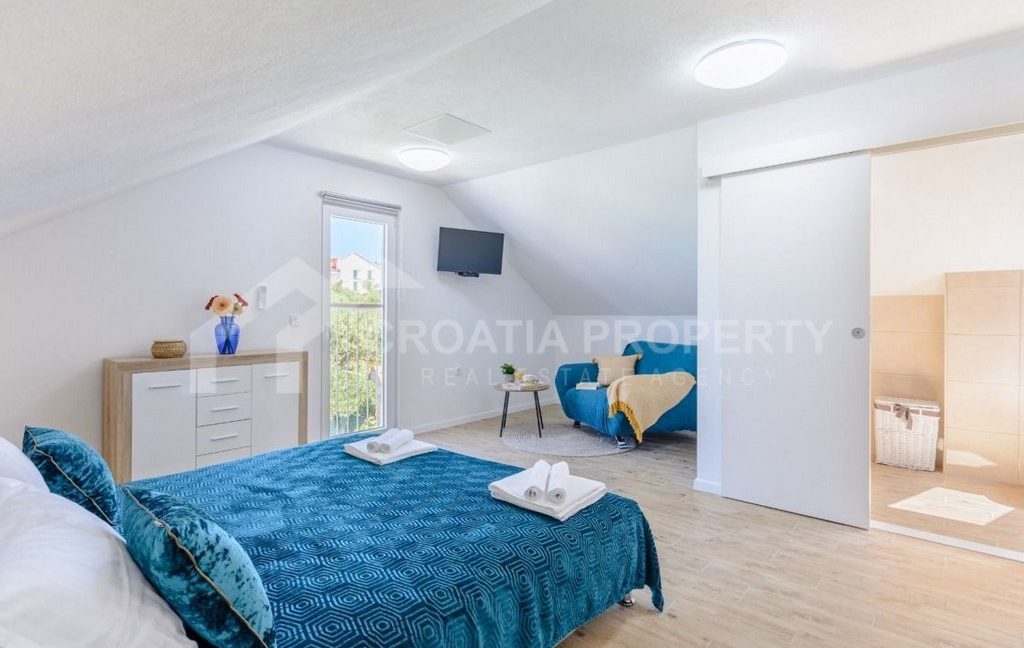 spacious villa with pool brac (7)