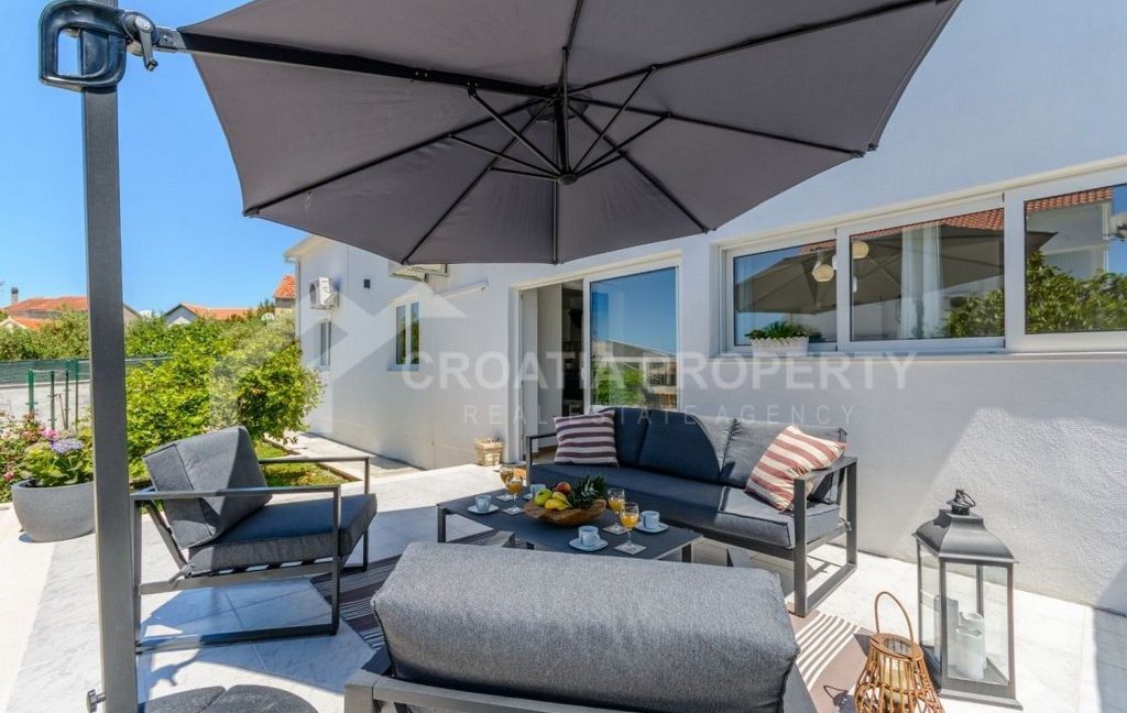 spacious villa with pool brac (9)