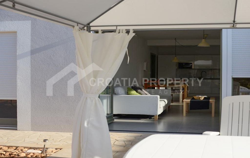 apartment with garden near the sea orebic (4)