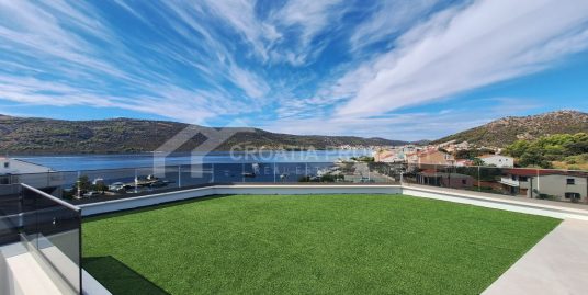 Penthouse first row to the sea Marina