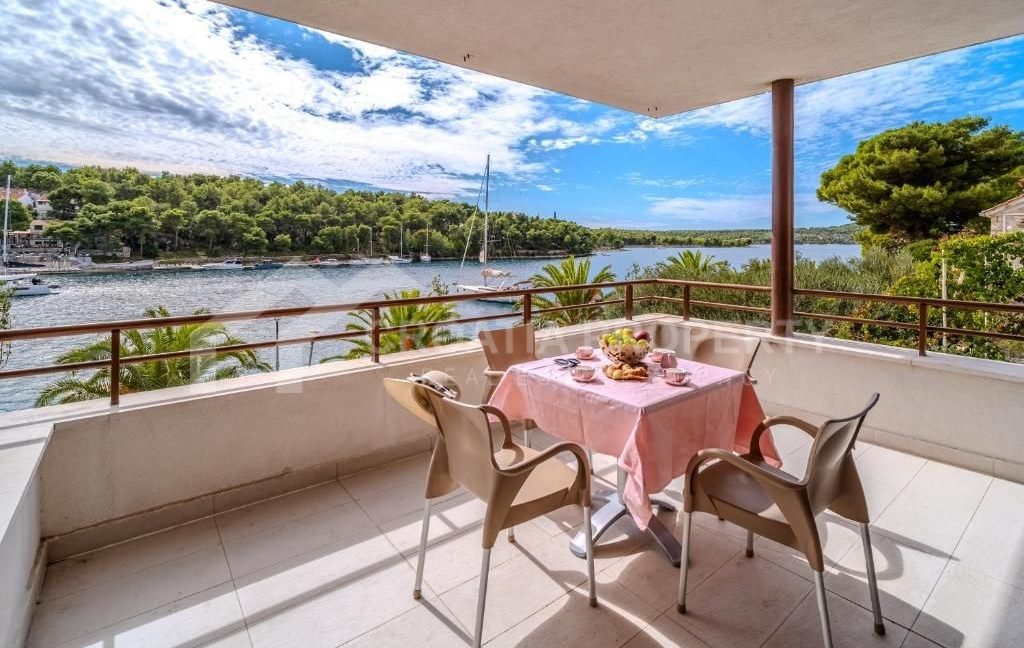 first row to sea apartment brac (1)