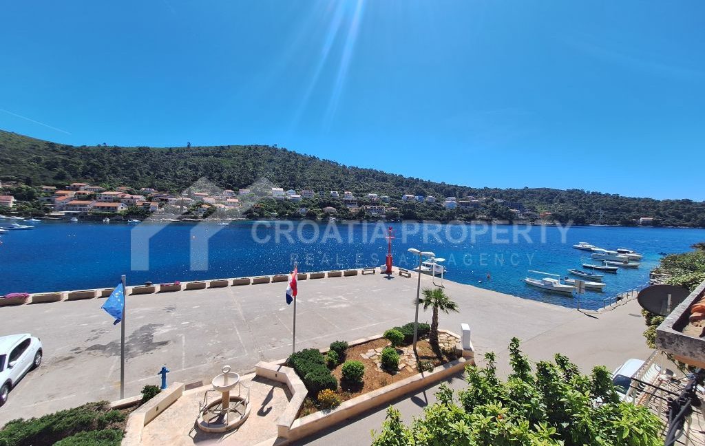 first row to sea house korcula (1)