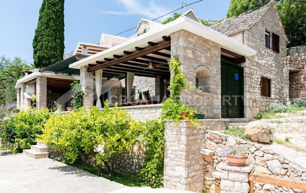 gorgeous stone house brac (1)