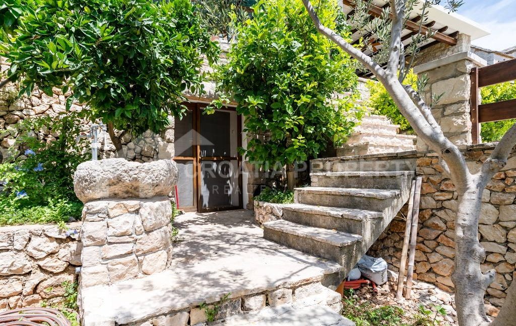 gorgeous stone house brac (18)
