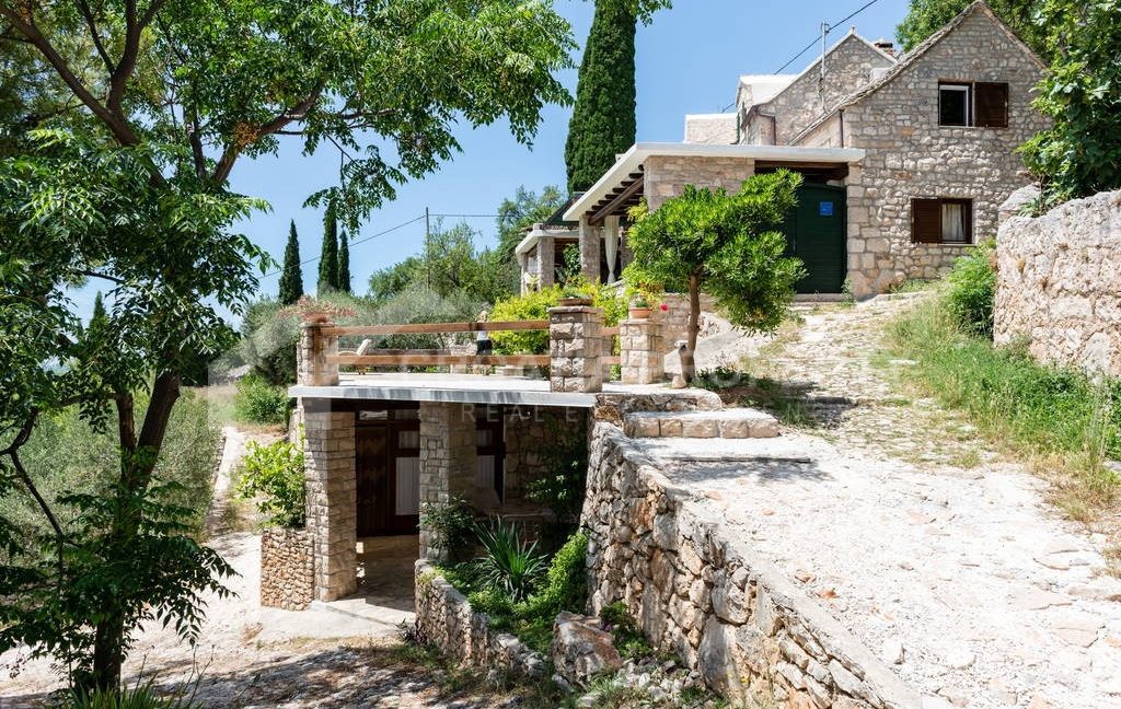 gorgeous stone house brac (2)