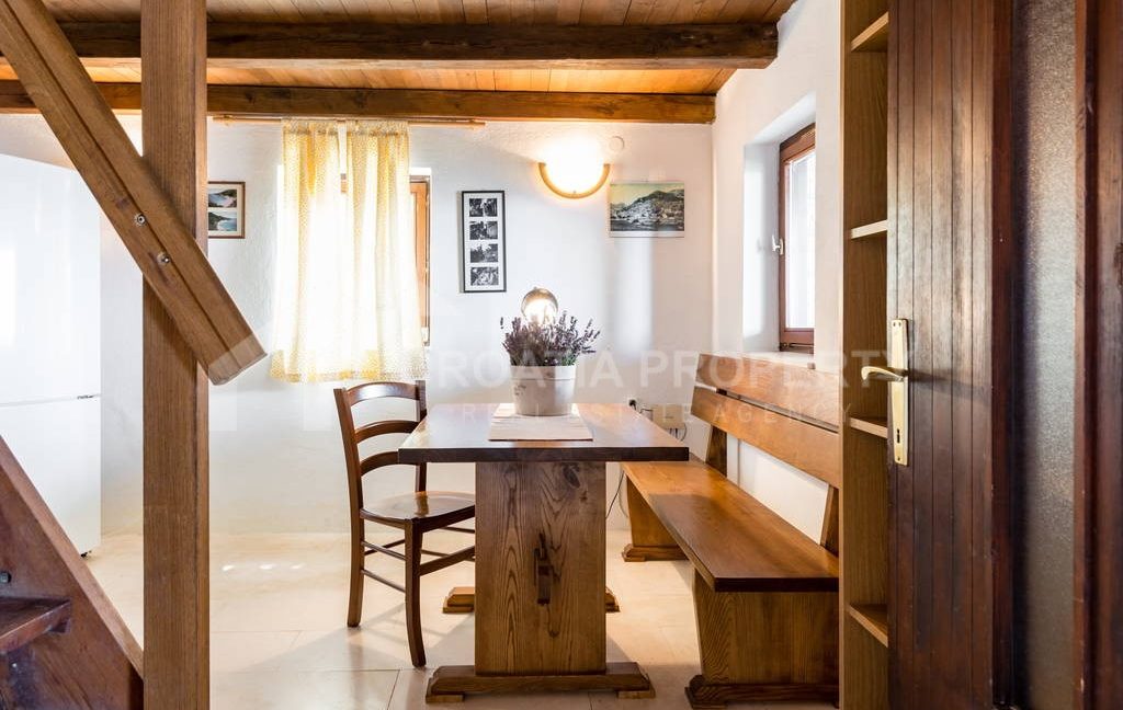 gorgeous stone house brac (3)