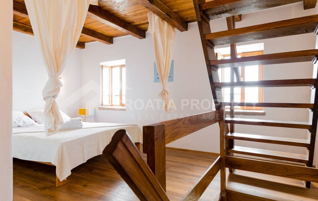 gorgeous stone house brac (7)