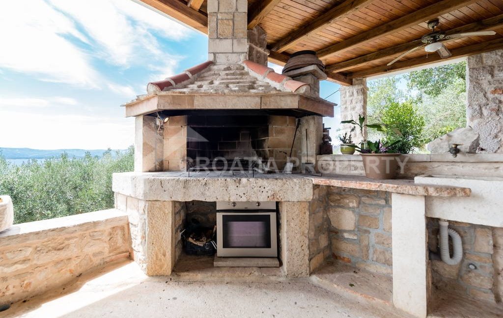 gorgeous stone house brac (9)